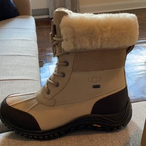 Brand new UGG boots! Warm for this winter!
